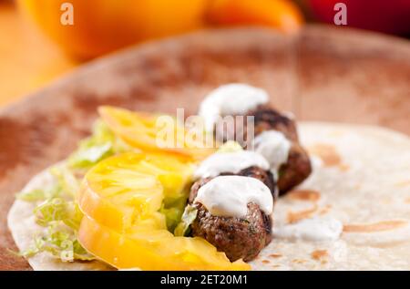 agnello macinato su tortilla flatpan fatti a mano con pomodoro di telaio e tzatziki Foto Stock