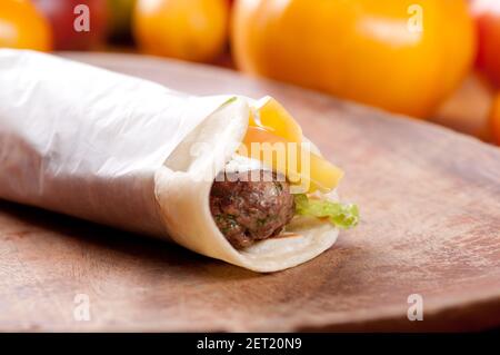 agnello macinato su tortilla flatpan fatti a mano con pomodoro di telaio e tzatziki Foto Stock