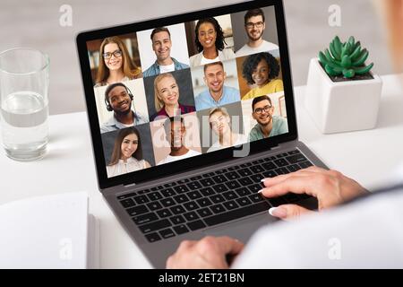 Uomini d'affari diversi che hanno una conversazione in conferenza web tramite videochiamata computer portatile Foto Stock