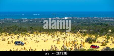Veicoli che attraversano il deserto dei Pinnacoli nel Parco Nazionale di Nambung, 200 km a nord di Perth, Australia Occidentale. Foto Stock