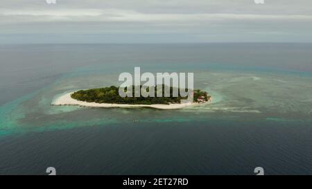 Bellissima spiaggia sul isola tropicale circondato dalla barriera corallina, vista dall'alto. Isola di Mantigue. Piccola isola con spiaggia sabbiosa. Estate viaggi e concetto di vacanza, Camiguin, FILIPPINE Mindanao Foto Stock