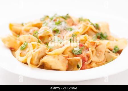 tortellini ripieni di formaggio in un pomodoro cremoso e parmigiano salsa di formaggio Foto Stock