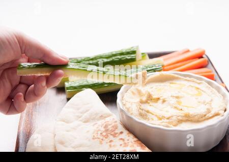 bastoncini di verdure con ummus o hummus e pane piatto fatto a mano Foto Stock