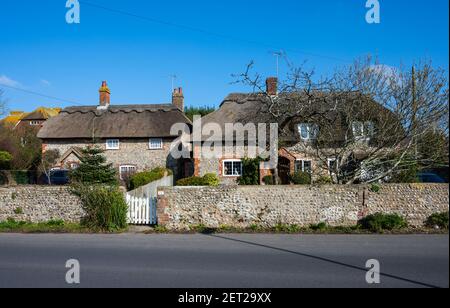 Mitshells Cottage & Garden Cottage on the Street, Rustington, West Sussex, Regno Unito. Grade II elencati cottage britannici del 18 ° secolo con tetti di paglia. Foto Stock