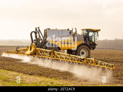 Coltivatore che utilizza un'irroratrice semovente in un campo all'inizio della primavera. Marzo 2021. Molto Hadham, Hertfordshire. REGNO UNITO Foto Stock