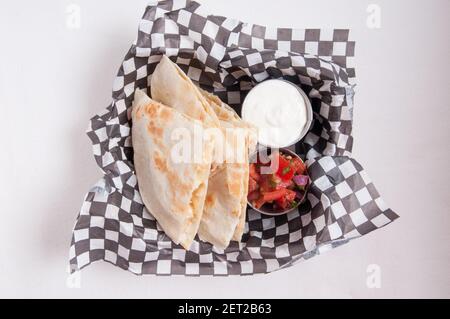 quesadilla da take-out con pollo, salsa fatta a mano e yogurt e panna acida Foto Stock