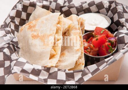 quesadilla da take-out con pollo, salsa fatta a mano e yogurt e panna acida Foto Stock