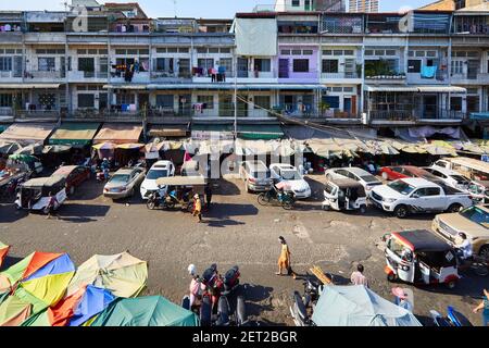 Traffico intorno al mercato di Orussey, Phnom Penh, Cambogia. Foto Stock
