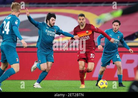 Leonardo Spinazzola di Roma (2R) vies per la palla con Sandro Tonali (2L) e Davide Calabria (R) di Milano durante il campionato italiano Serie A Football Match tra AS Roma e AC Milano il 28 febbraio 2021 allo Stadio Olimpico di Roma, Italia - Foto Federico Proietti / DPI / LiveMedia Foto Stock