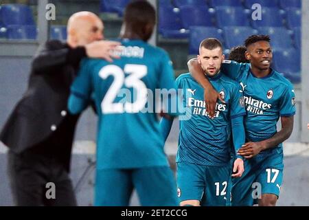 Ante Rebic di Milano (3L) festeggia con Rafael Leao (4L) dopo aver segnato 1-2 goal durante il campionato italiano Serie UNA partita di calcio tra AS Roma e AC Milano il 28 febbraio 2021 allo Stadio Olimpico di Roma - Foto Federico Proietti / DPPI / LiveMedia Foto Stock