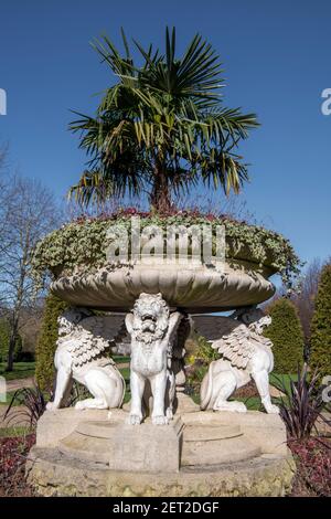 Griffin tazza con fiori primaverili in mostra Regents Park Londra Foto Stock