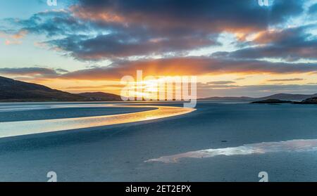 Tramonto sull'enorme spiaggia di sabbia a Luskentire sulla Isola di harris in Scozia Foto Stock