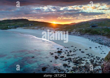 Bellissimo tramonto tempestoso sulla spiaggia di Hushinish sull'isola di Harris in Scozia Foto Stock