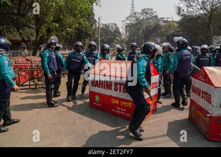 Dhaka, Dhaka, Bangladesh. 1 marzo 2021. La polizia ha dato barricate, durante gli attivisti dei partiti di sinistra, partecipare ad una marcia di protesta verso il ministero di casa dopo la morte dello scrittore Mushtaq Ahmed sotto la custodia della polizia. Mushtaq è stato incarcerato lo scorso maggio con il controverso DSA (Digital Security Act) che criminalizza la libertà di parola, limitando la libertà di espressione a Dhaka, in Bangladesh, il 1 marzo 2021. Credit: Zabed Hasnain Chowdhury/ZUMA Wire/Alamy Live News Foto Stock