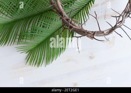 corona di spine con fronde di palma e ramo con decorativo uova di pasqua su  sfondo di legno bianco Foto stock - Alamy