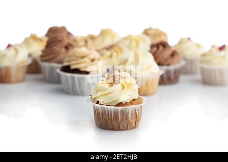 Cupcake di carote ghiacciate da vicino. Muffin sfocati sullo sfondo. Dolcezza. Dessert. Foto Stock