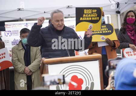 Centinaia di persone si sono radunate a Manhattan per condannare i crimini di odio anti-asiatici legati alla COVID-19 che sono sradicati a New York e in tutto il paese. Molti accusano il presidente Trump di inseguire le fiamme dell'odio facendo riferimento a Covid-19 come "influenza kung" o influenza cinese. Il senatore Chuck Schumer, leader della maggioranza del Senato, ha parlato emotivamente con la folla. Foto Stock