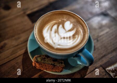 Tazza di latte piccolo con biscotto biscotti Foto Stock