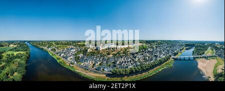 Drone vista della bella città medievale di Chinon in La famosa Valle della Loira in Francia Foto Stock