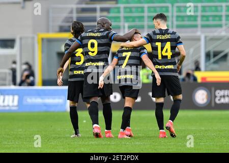 Milano, Italia. 28 febbraio 2021. Alexis Sanchez (7) di Inter Milan segna per il 3-0 e celebra con Ivan Perisic (14) e Romelu Lukaku (9) durante la serie A match tra Inter Milano e Genova a Giuseppe Meazza a Milano. (Foto: Gonzales Photo - Tommaso Fimiano). Foto Stock