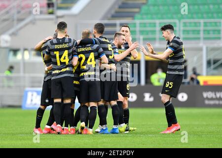 Milano, Italia. 28 febbraio 2021. Alexis Sanchez (7) di Inter Milan segna per il 3-0 e celebra con Christian Eriksen (24), Roberto Gagliardini (5) e Ivan Perisic (14) durante la serie A match tra Inter Milano e Genova a Giuseppe Meazza di Milano. (Foto: Gonzales Photo - Tommaso Fimiano). Foto Stock