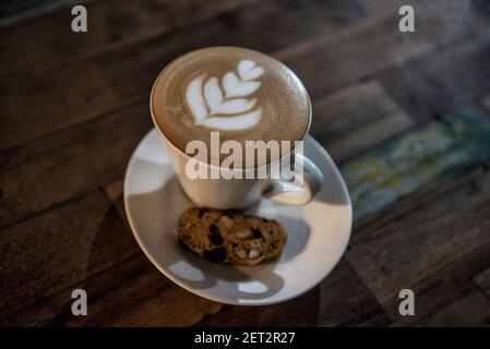 Tazza di latte piccolo con biscotto biscotti Foto Stock