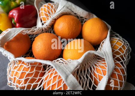 Vista closeup di arance fresche in eco riutilizzabile shopping bag.Plastic libero, zero rifiuti concetto lifestyle.Healthy cibo, frutta e verdura in eco natu Foto Stock