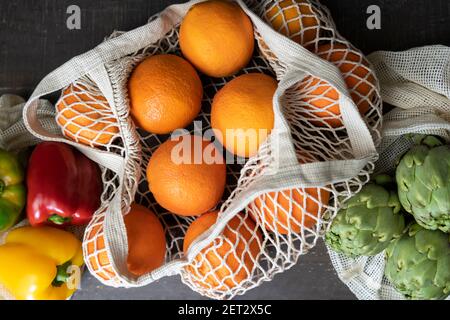 Vista dall'alto di verdure biologiche fresche e frutta in borsa eco-friendly riutilizzabile shopping su sfondo di legno.Zero rifiuti stile di vita, concetto senza plastica, Foto Stock