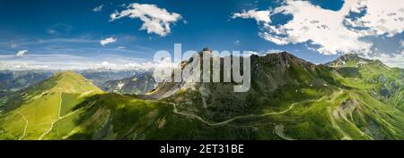 Vista sul drone sulla cima del monte Pointe du Grand Nielard In Valmorel Francia Foto Stock