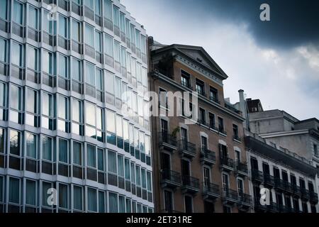 Edificio di uffici e vecchi edifici residenziali. Foto Stock