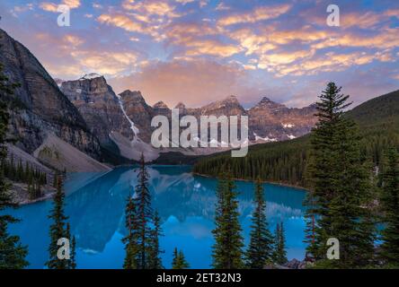 Lago Moraine all'alba, Banff. Canadian Rockies, Alberta, Canada Foto Stock