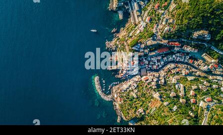 Vista sul drone del famoso villaggio di Riomaggiore nelle cinque Terre Italia Foto Stock