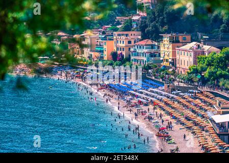 Vista su una spiaggia delle cinque Terre Italia Foto Stock