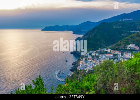 Drone vista del famoso villaggio di Riomaggiore al tramonto Cinque Terre Italia Foto Stock