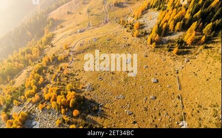 paesaggio alpino autunnale, vista aerea Foto Stock