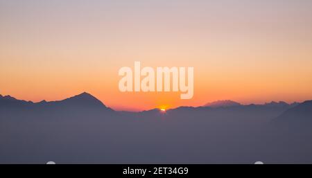tramonto alpino con sole e ombre Foto Stock