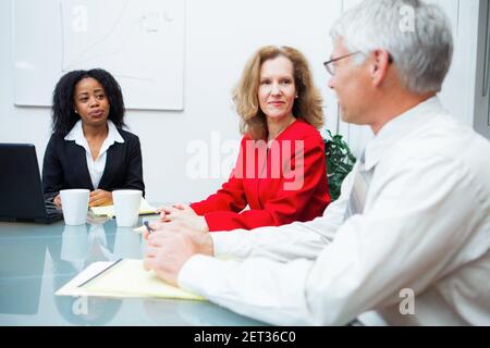 Il team aziendale ha una riunione in un ufficio. Foto Stock