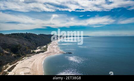 Drone vista panoramica panoramica sulla spiaggia di Reeves con il Roanoke Barges naufragio a Riverhead Long Island New York Foto Stock