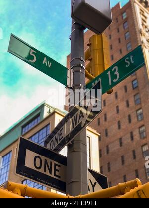 Cartelli stradali e luci rosse a Manhattan New York Foto Stock