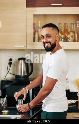 Uomo bearded che fa il caffè Foto Stock