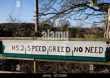 Great Missenden, Regno Unito. 28 febbraio 2021. Un cartello anti-HS2 è raffigurato all'esterno di una fattoria in Chilterns. I residenti locali e gli attivisti ambientali continuano a mostrare la loro opposizione alla distruzione di antichi boschi, alberi e siepi nelle Chilterns, che è un'area di straordinaria bellezza naturale. Credit: Mark Kerrison/Alamy Live News Foto Stock