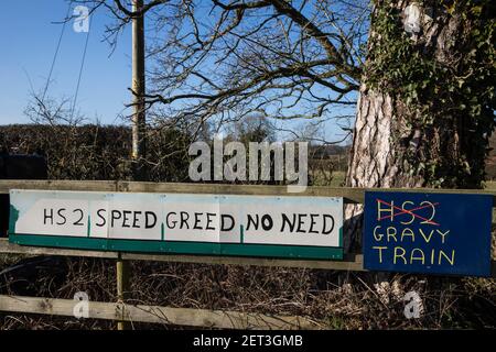 Great Missenden, Regno Unito. 28 febbraio 2021. I segni anti-HS2 sono raffigurati all'esterno di una fattoria in Chilterns. I residenti locali e gli attivisti ambientali continuano a mostrare la loro opposizione alla distruzione di antichi boschi, alberi e siepi nelle Chilterns, che è un'area di straordinaria bellezza naturale. Credit: Mark Kerrison/Alamy Live News Foto Stock