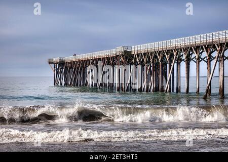 Molo e surf a William Randolph Hearst Memorial state Beach, San Luis Obispo County, California, Stati Uniti. Foto Stock