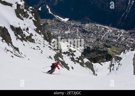 Sci estremo in ENSA couloir su Chamonix in Francia Foto Stock