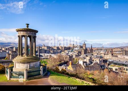 Una vista del centro di Edimburgo da Calton Hill, con il memoriale di Dugald Stewart in primo piano. Foto Stock