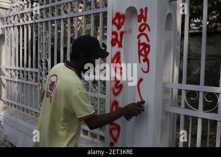 Dhaka, Bangladesh. 1 marzo 2021. I gruppi di studenti di sinistra hanno circondato il Ministero degli interni per protestare contro la morte dell'autore Mushtaq in carcere, chiedendo l'abrogazione della legge sulla sicurezza digitale e il rilascio incondizionato di leader e attivisti arrestati a Dhaka, in Bangladesh, il 1 marzo 2021. Credit: Md. Rakibul Hasan/ZUMA Wire/Alamy Live News Foto Stock