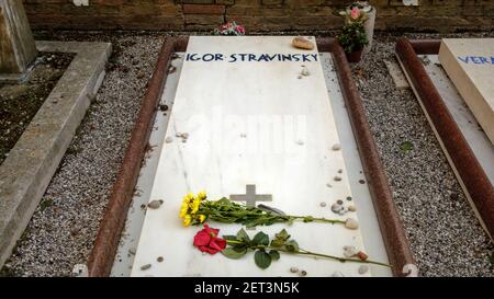 Igor Stravinsky tomba del compositore russo con fiori all'interno del cimitero dell'isola di San Michele a Venezia, Italia Foto Stock