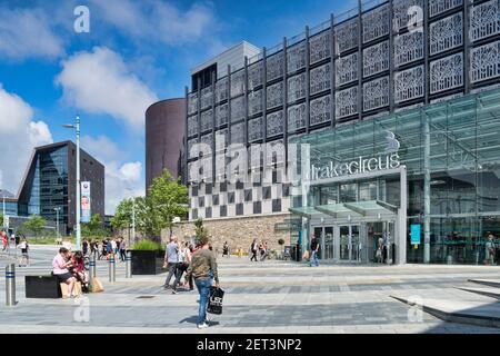 2 Giugno 2018: Plymouth, Devon, Regno Unito - Drake Circus Shopping Centre su una luminosa e calda giornata di primavera, con gli acquirenti che entrano ed escono. Foto Stock