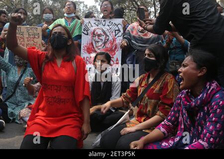 Dhaka, Bangladesh. 1 marzo 2021. I gruppi di studenti di sinistra hanno circondato il Ministero degli interni per protestare contro la morte dell'autore Mushtaq in carcere, chiedendo l'abrogazione della legge sulla sicurezza digitale e il rilascio incondizionato di leader e attivisti arrestati a Dhaka, in Bangladesh, il 1 marzo 2021. Credit: Md. Rakibul Hasan/ZUMA Wire/Alamy Live News Foto Stock