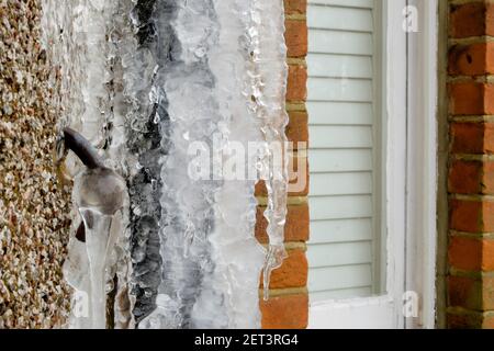 Surgelato di drenaggio coperto di ghiaccio, Londra, Regno Unito. Foto Stock